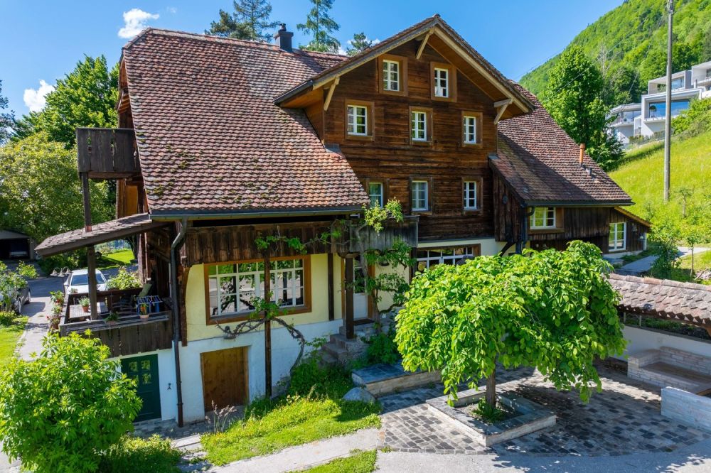 Ein Ort wie kein anderer - Landhausrarität oberhalb von Weggis - Gemütlicher Aussenbereich mit Pergola und Schwimmbad-Anlage