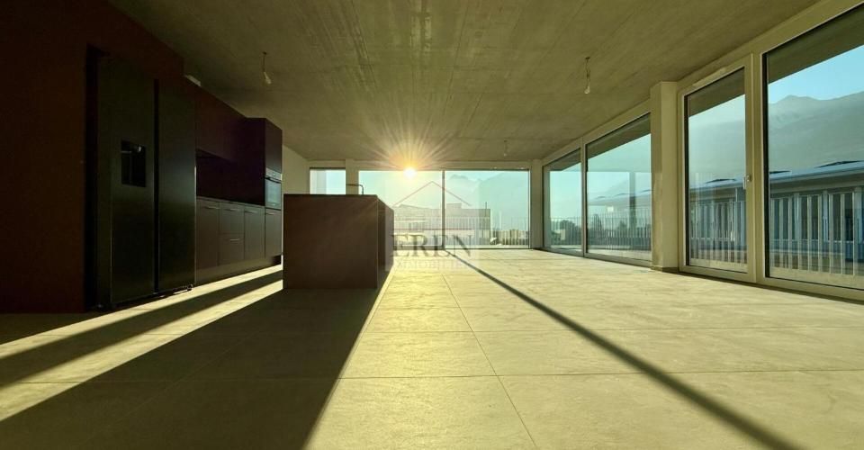 Attique panoramique 4,5 pièces entièrement vitrés avec balcon-terrasse en angle de 72m2 - Attique 4.5 pièces - image - 1
