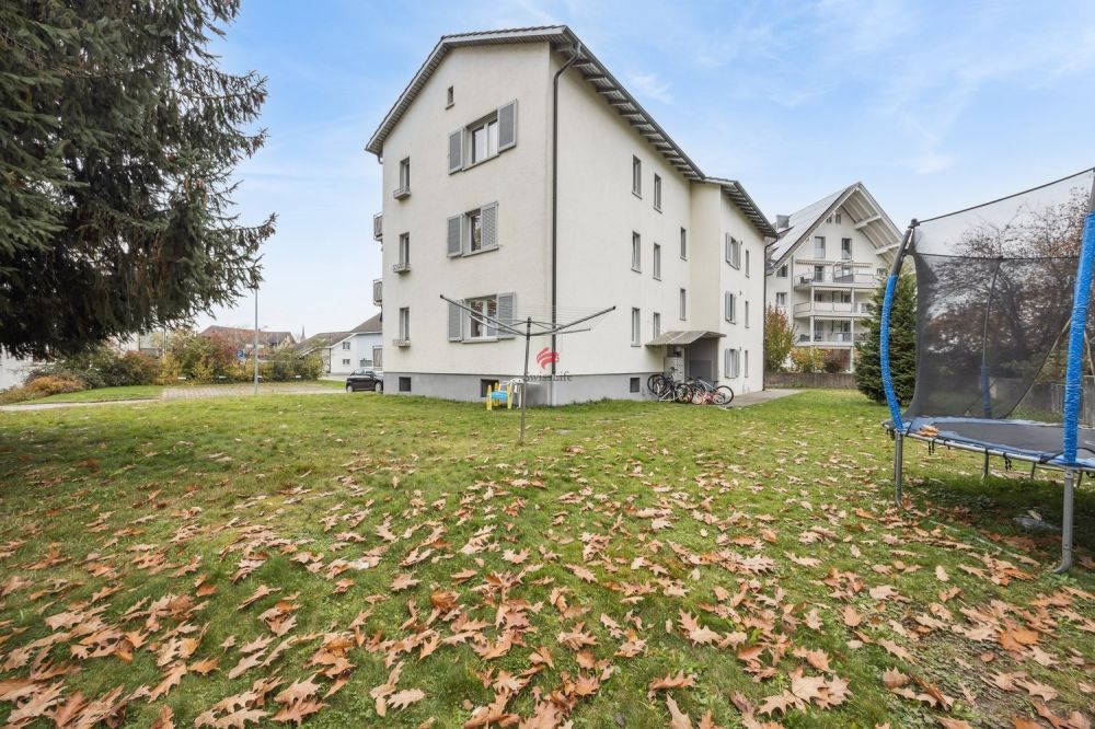 Vollvermietetes Renditeobjekt mit Mietgarantie an zentraler Lage - Seitenansicht mit grossem & lauschigen Garten