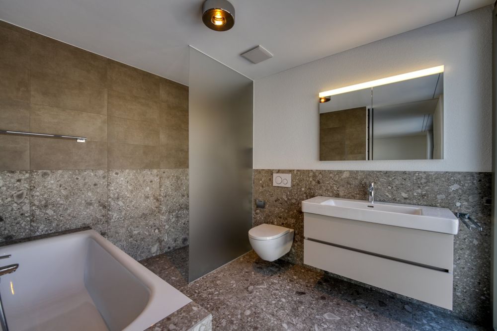 5.5-Zimmer Gartengeschosswohnung für höchste Wohnansprüche - Badezimmer en-suite mit mineralischer Materialität