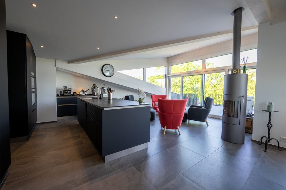 3.5 Zimmer Attikawohnung mit zwei Einstellhallenplätzen - Grosszügiger Wohn- und Essbereich