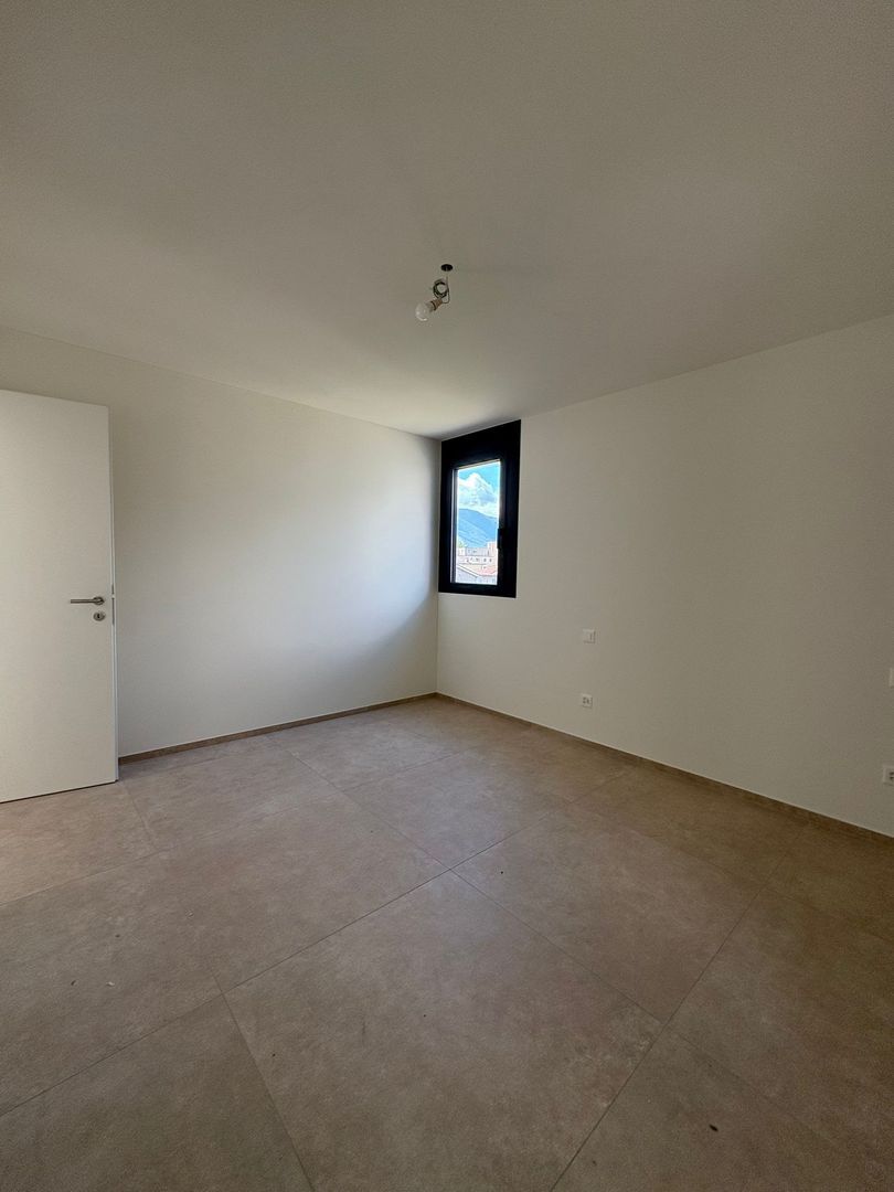 Moderno appartamento di 3.5 locali con ampia terrazza a Giubiasco -  Bild 8