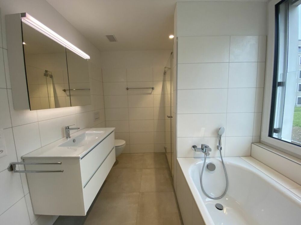 Lichtdurchflutete 3.5-Zimmerwohnung in der Überbauung «Neualtwil» - Badezimmer