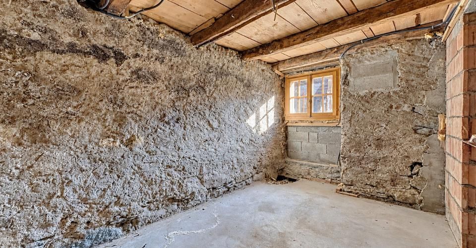 Chalet à rénover – L'âme d'une grange alpine à Sarreyer - Maison jumelée 4.5 pièces - image - 12