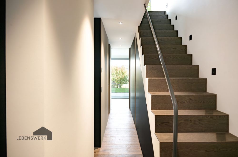 Zuhause am Untersee - für Menschen, die einfach wohnen wollen. Nahe St - Ein stilvoller Treppenaufgang dezent mit eleganten Wandspots beleuchtet  ein Highlight auf dem Weg ins Obergeschoss