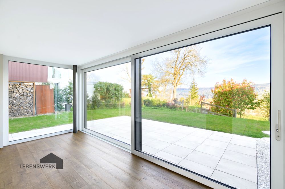 Zuhause am Untersee - für Menschen, die einfach wohnen wollen. Bezirk - Drinnen träumen, draussen entspannen. Das Schlafzimmer bietet direkten Zugang zur Terrasse  perfekt für entspannte Morgenstunden und laue Sommerabende