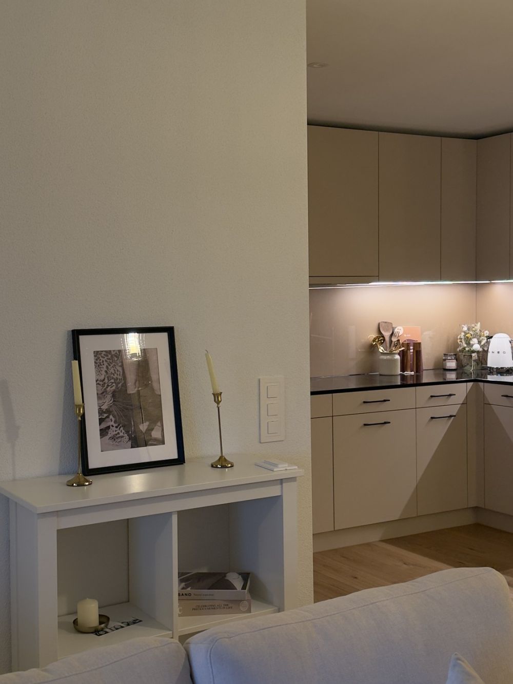 Neue und moderne, möblierte 3.5 Zi Wohnung - Küchenmaterial inkl.