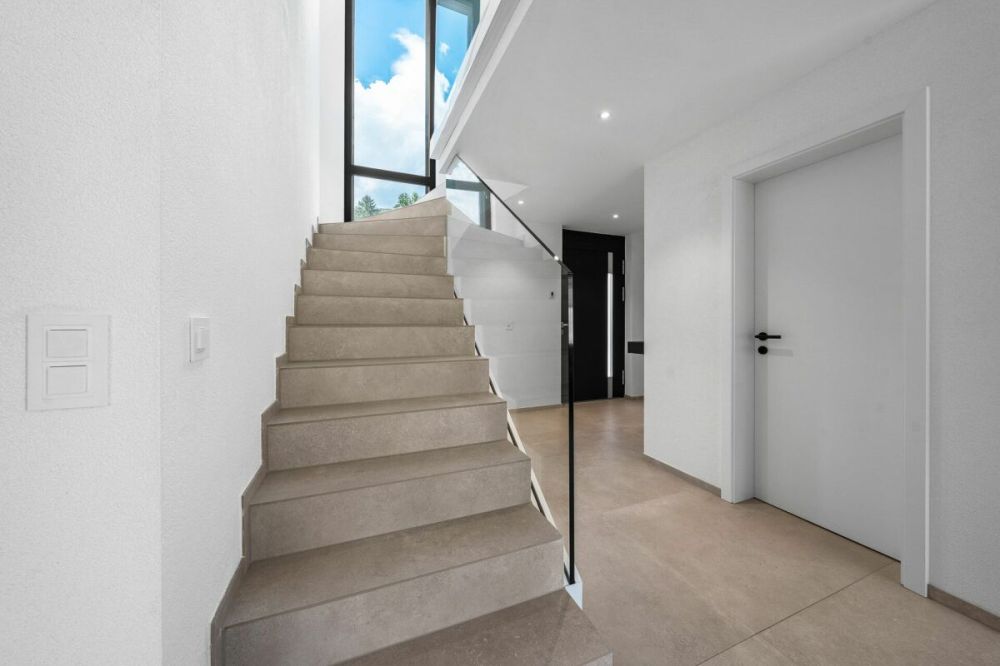 Exklusives Einfamilienhaus mit Pool, Smarthome und luxuriöser Ausstattung -  Bild 8