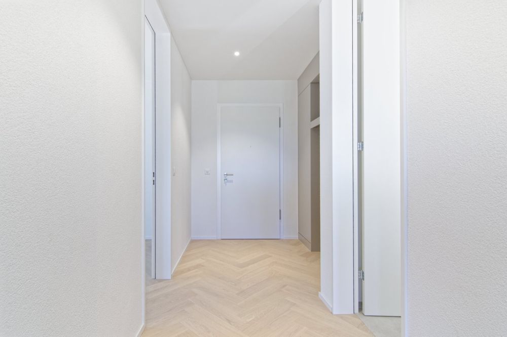 Erstbezug- 4.5-Zimmer Wohnung im 1. Obergeschoss mit Weitsicht - Eingangsbereich mit Garderobe