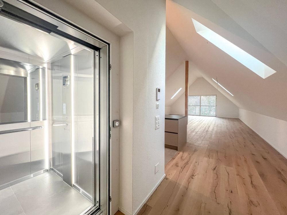 Mit dem Lift direkt in die Wohnung - grosszügige Dach-Maisonette vor den Toren Zürichs -  Bild 2