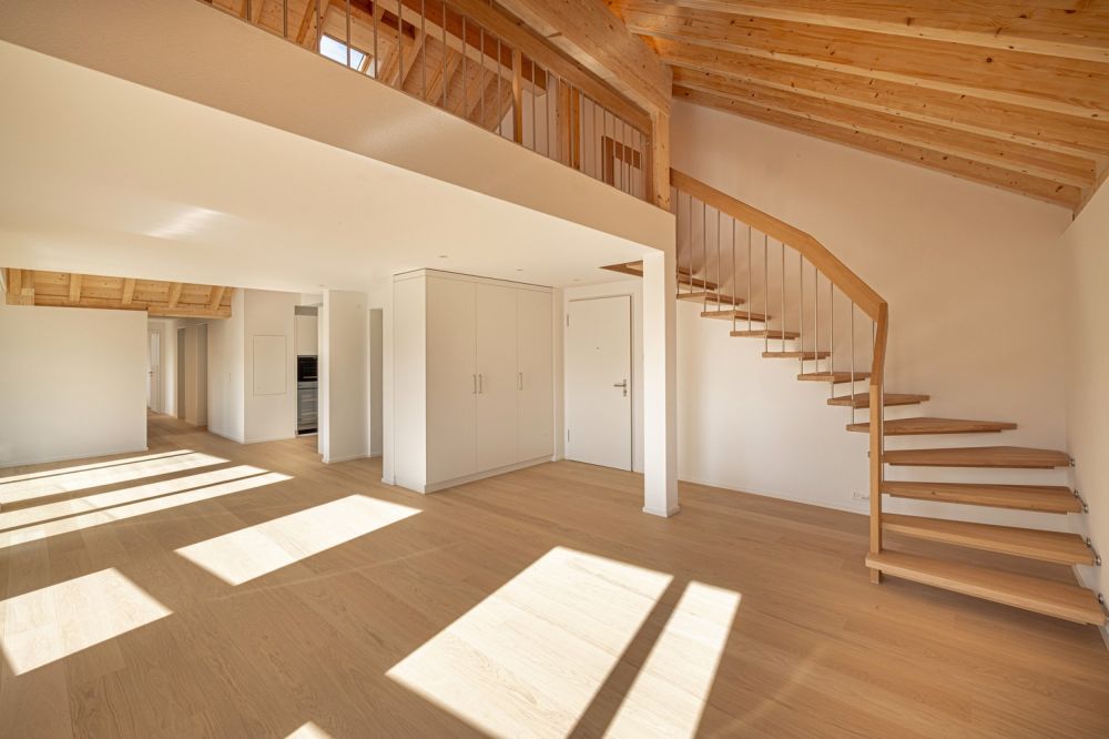 Exklusive 5.5-Zimmer-Neubauwohnung im Herzen von Domat/Ems  sofort bezugsbereit - Wohnzimmer