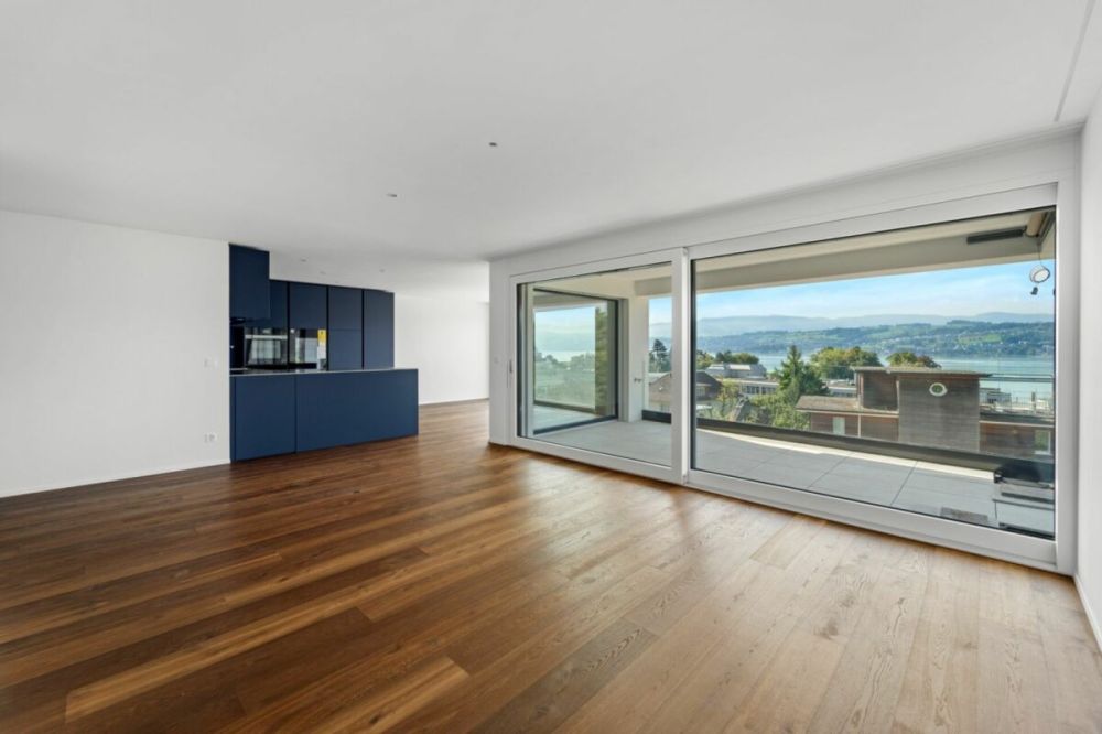 Grosszügige Wohnung mit See- und Bergsicht (Neubau) - Wohnzimmer (47 m2) mit Balkon (Seesicht)