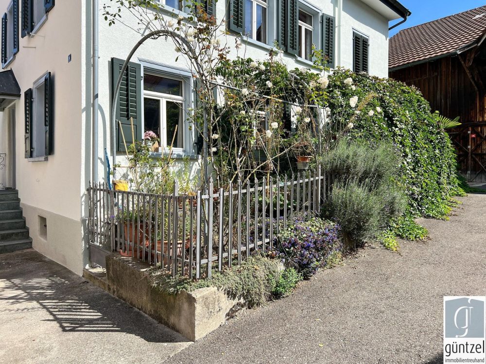 Offenes Wohnen mit Geschichte und Charakter - begrünter Sitzplatz ab dem Essbereich