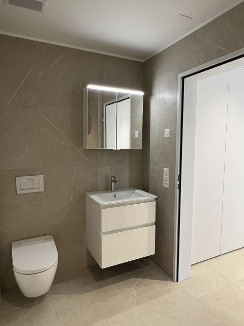 Moderne 4.5-Zimmerwohnung mit zwei grosszügigen Balkonen - Nasszelle mit Dusche