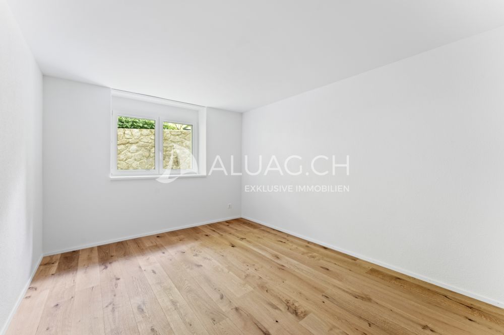 NEUBAU HIGHLIGHT - 4.5 ZIMMER MIT BALKON - Helles Zimmer mit freundlicher Atmosphäre und schönem Echtholzparkett