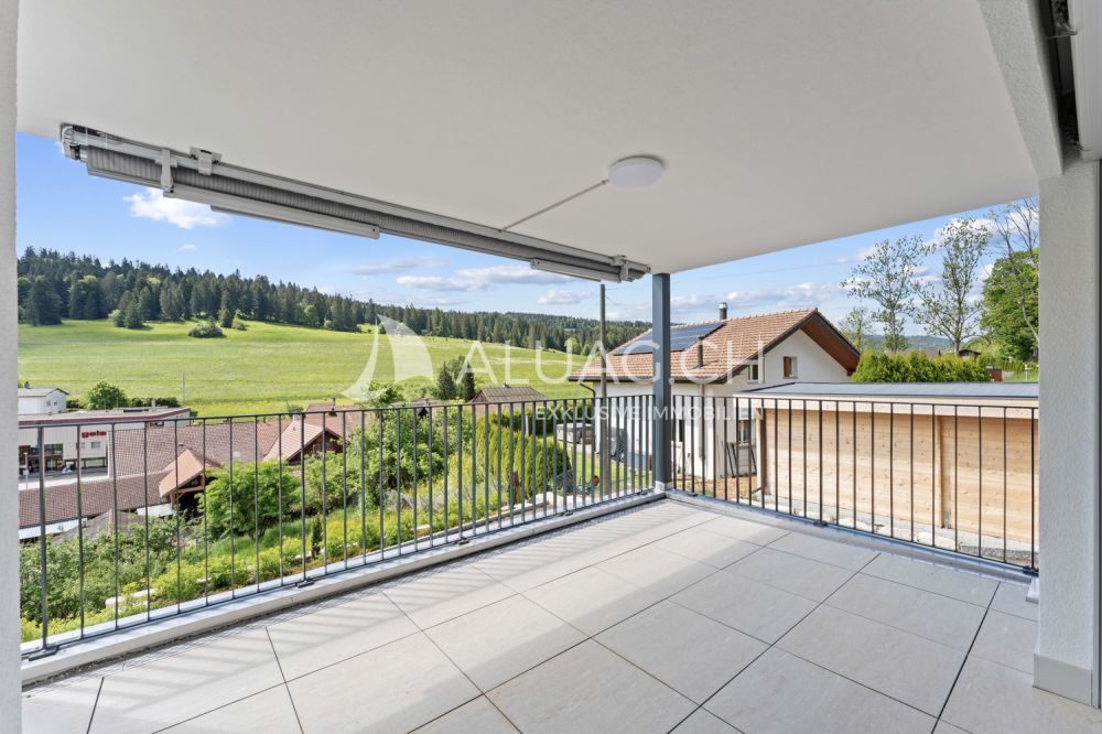 NEUBAUTRAUM 4.5 ZIMMER IM HERZEN DER NATUR - Vom Wohnbereich gelangt man direkt auf den grosszügigen Balkon mit herrlichem Ausblick ins Grüne