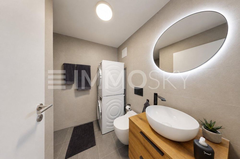 Duplex familial proche de toutes les commodités - Salle de douche avec colonne de lavage