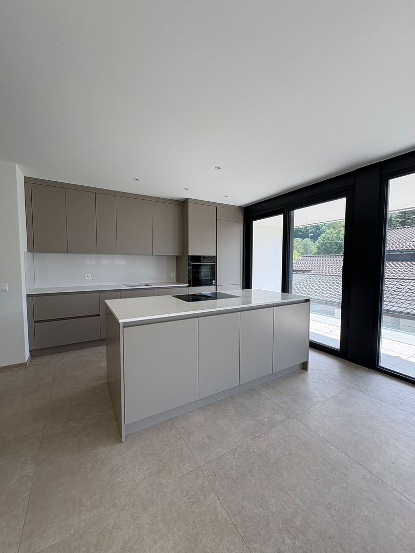 Moderno appartamento di 3.5 locali con ampia terrazza a Giubiasco -  Bild 1