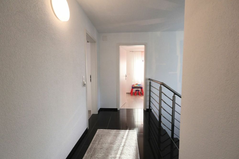 Viel Platz für Familie & Generationen: saniertes Haus mit Garten, Terrasse & Garage Kopie - Bild 10