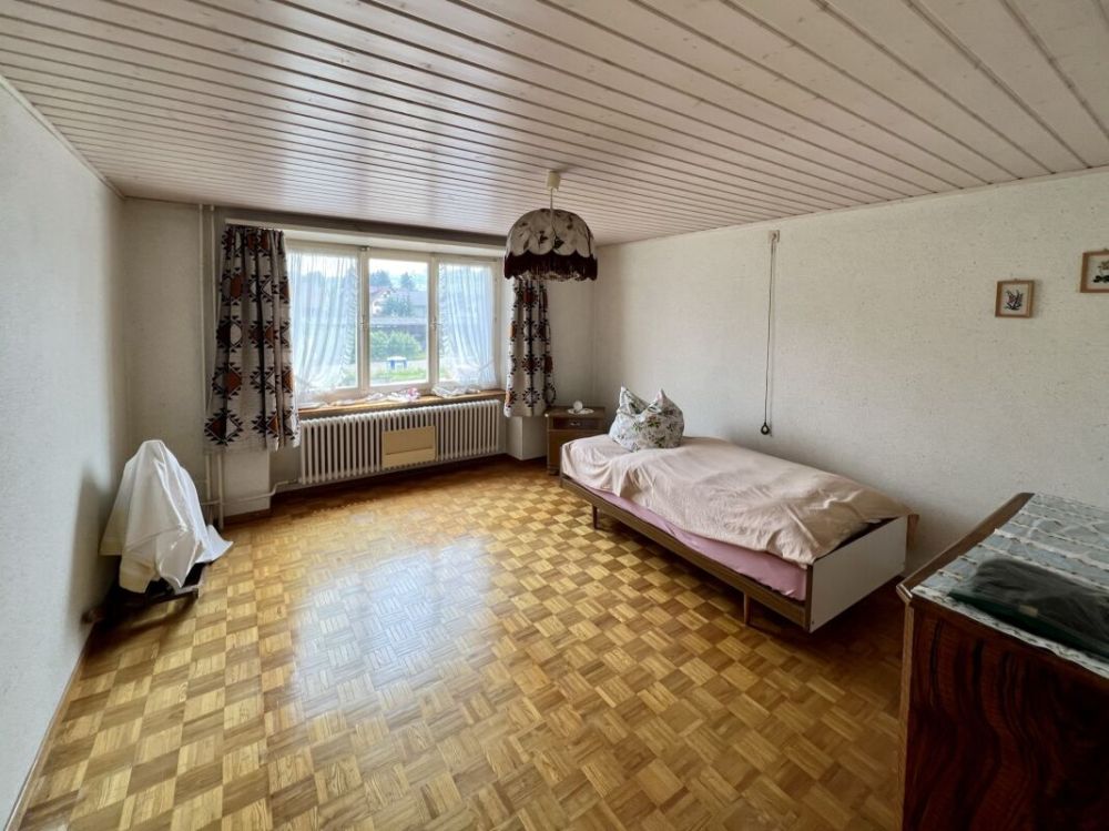 Liegenschaft mit grosser Landfläche und viel Bauland - Zimmer