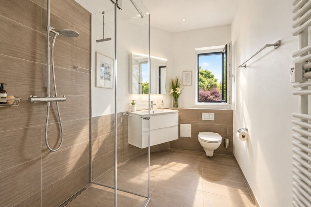 Hohe Decken, viel Sonnenlicht und zwei Bäder - Grosses Badezimmer