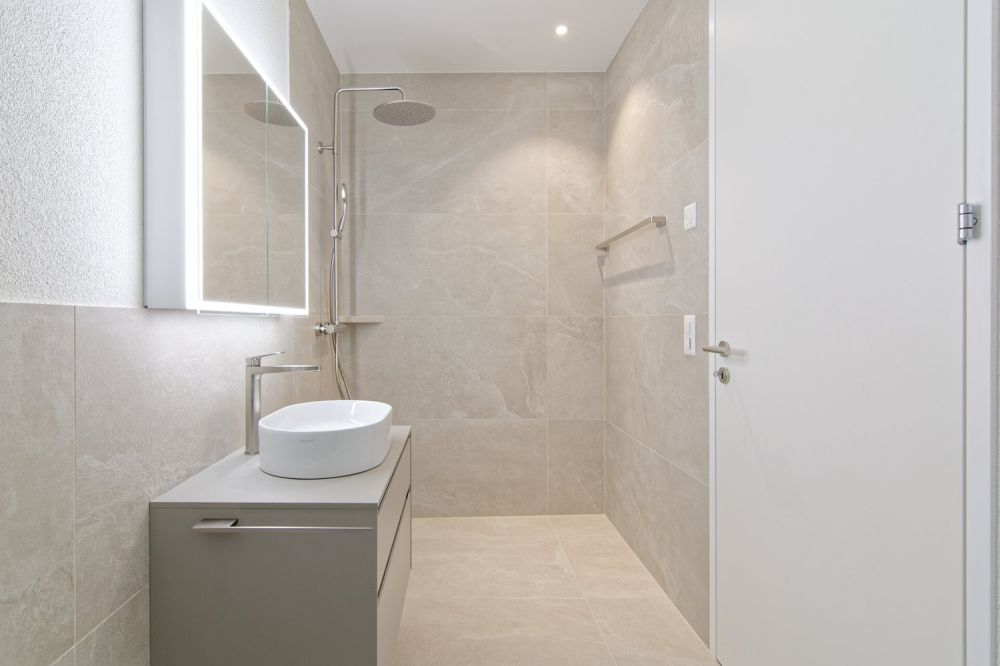 Erstbezug- 4.5-Zimmer Wohnung im 1. Obergeschoss mit Weitsicht - Dusche