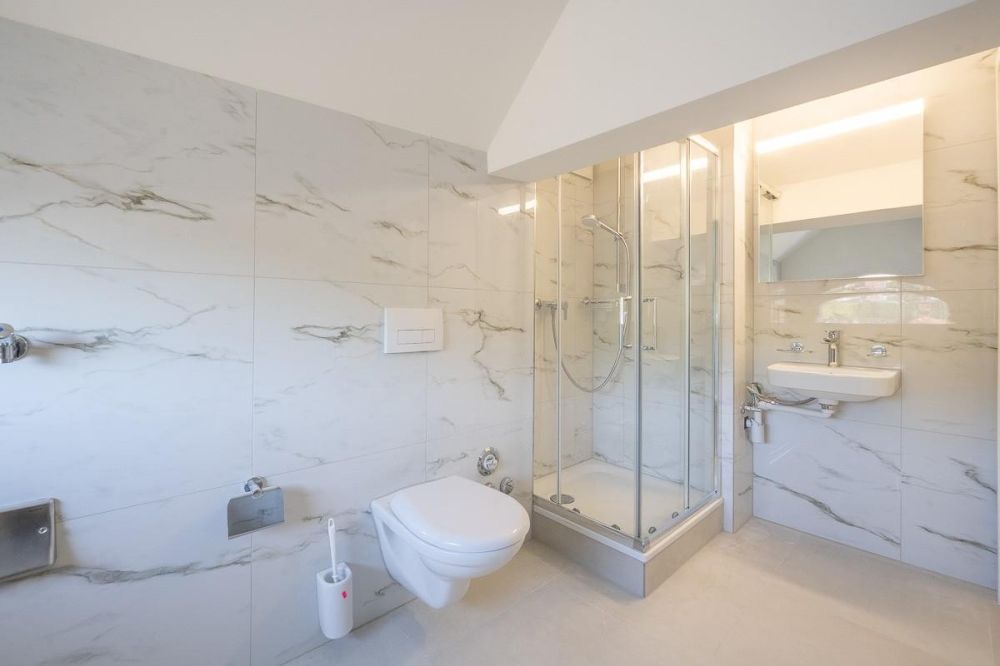 frisch renoviertes Mehrfamilienhaus mit 10 Einheiten - Badezimmer