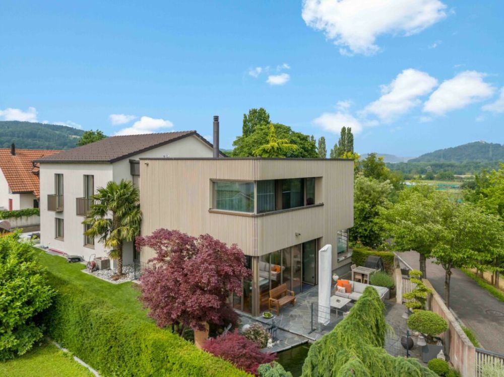 Luxuriöse 6.5-Zimmer-Villa mit herrlichem Garten, Poolanlage und Koi-Teich - Bild 2