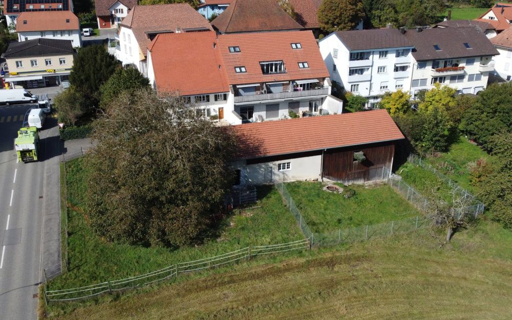 Mehrfamilienhaus und bewilligtes Bauprojekt für 5 Reihenhäuser - Bild 1