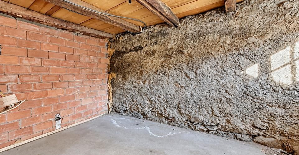 Chalet à rénover – L'âme d'une grange alpine à Sarreyer - Maison jumelée 4.5 pièces - image - 10