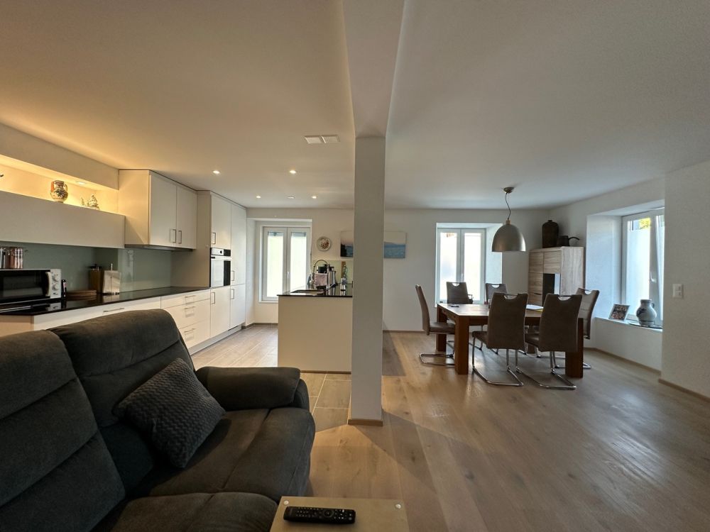 Neuwertige 3.5-Zimmer-Wohnung mit Sitzplatz und Carport zu verkaufen - Bild 1