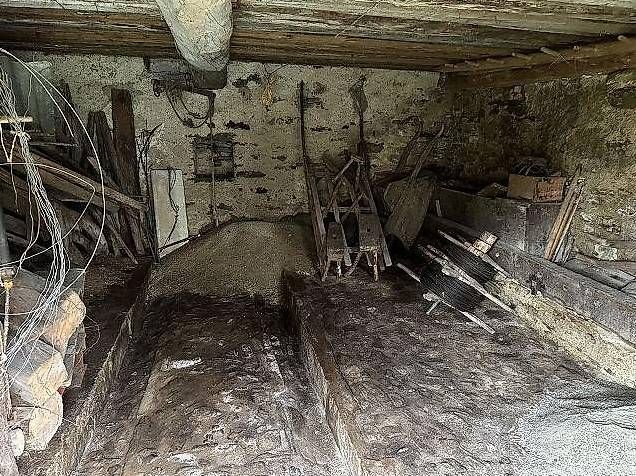 Chalet zum Ausbauen, grosses Wiesland  /  rustico da ristr. -  Bild 9
