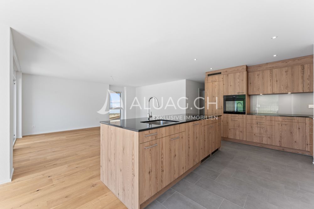 NEUBAU HIGHLIGHT - 4.5 ZIMMER MIT BALKON - Die offene Küche mit Kochinsel bietet reichlich Platz zum gemeinsamen Kochen und Geniessen
