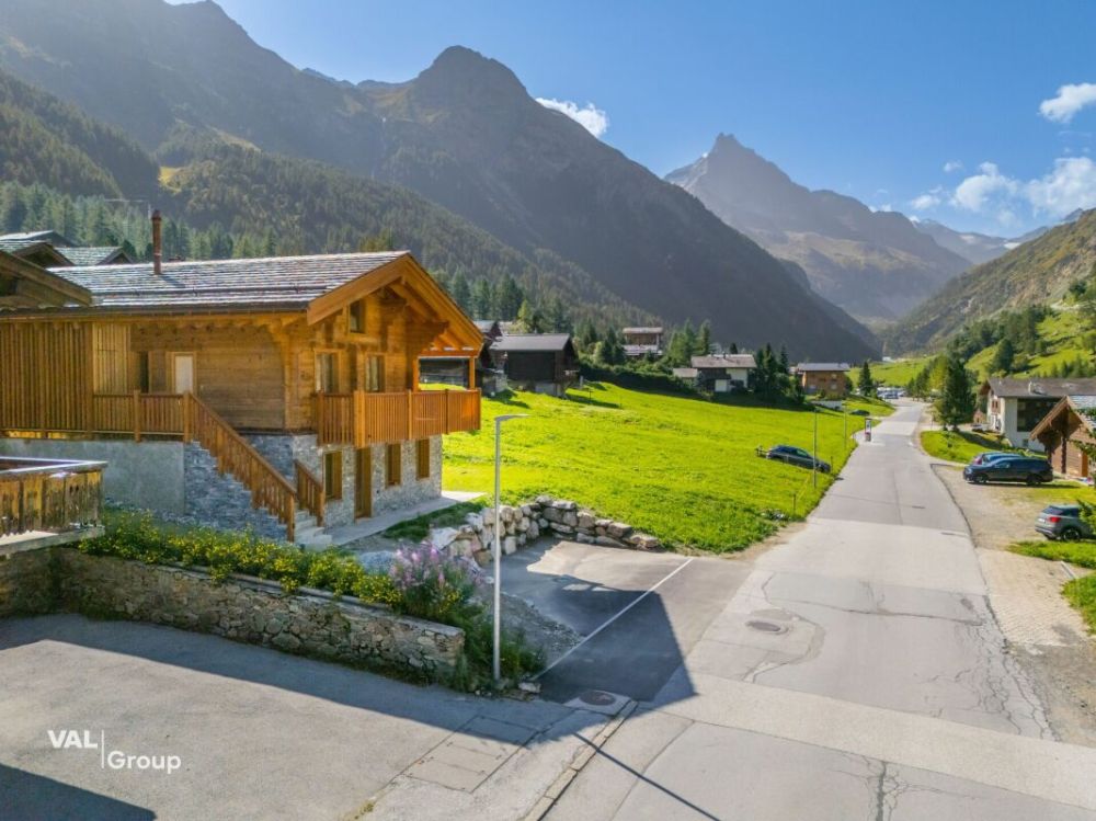 Charmant chalet aux élégances alpines dans un décor à couper le souffle -  Bild 1