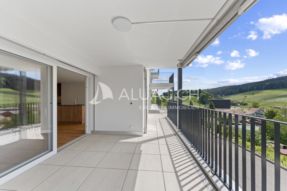 NEUBAU HIGHLIGHT - 4.5 ZIMMER MIT BALKON - Vom Wohnbereich gelangt man direkt auf den grosszügigen Balkon mit herrlichem Ausblick ins Grüne