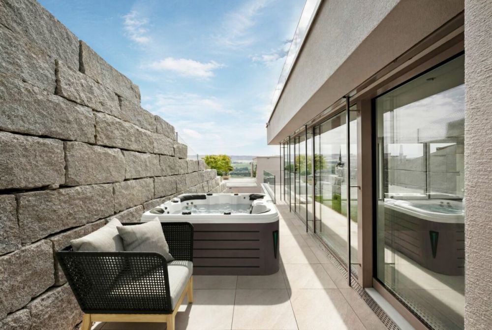 2-Etagen Terrassenhaus mit 2 Terrassen und 1 Sitzplatz - Sitzplatz mit KI Jacuzzi