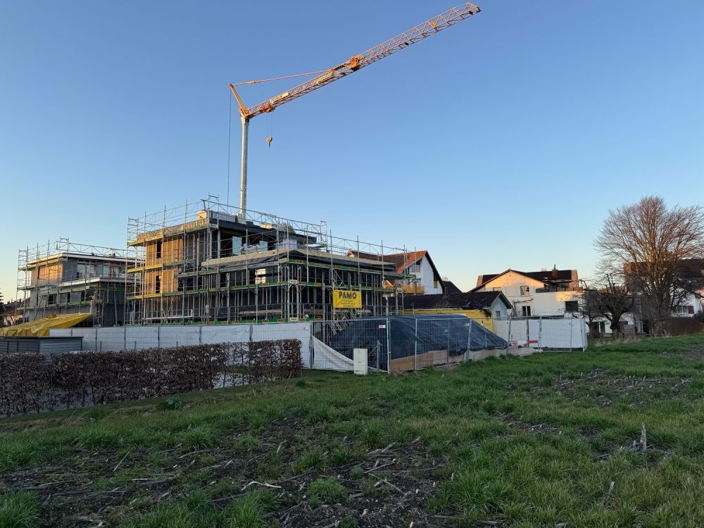 Lichtdurchfluteter 5.5-Zimmer-Hausteil mit grosser Terrasse - Anblick Haus a