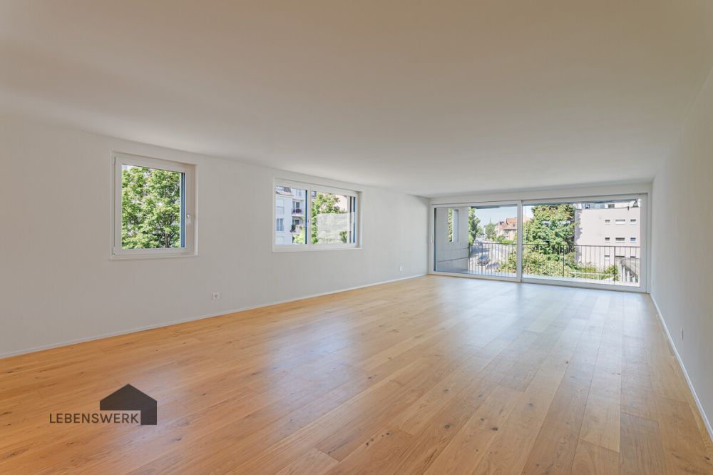 Raumwunder am Wiibärg. Erstbezug in Kreuzlingen TG - Lichtdurchfluteter Wohn- und Essbereich mit Zugang zum Balkon