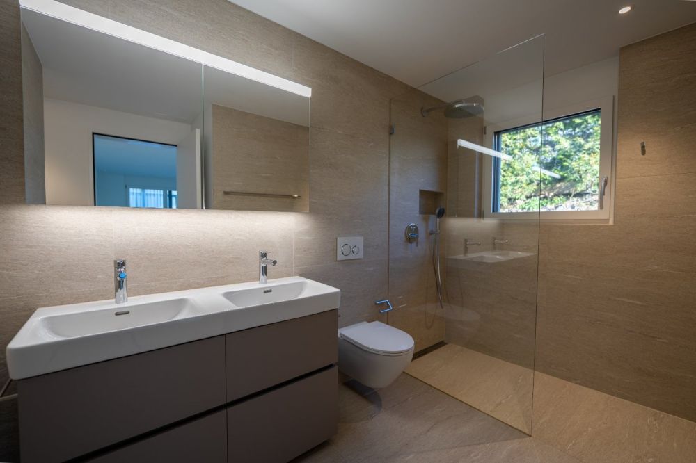 2.5 Zi-Neubauwohnung mit Seesicht und Wintergarten - Modernes Badezimmer mit Doppellavabo