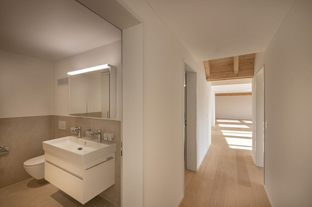 Exklusive 5.5-Zimmer-Neubauwohnung im Herzen von Domat/Ems  sofort bezugsbereit - Bad