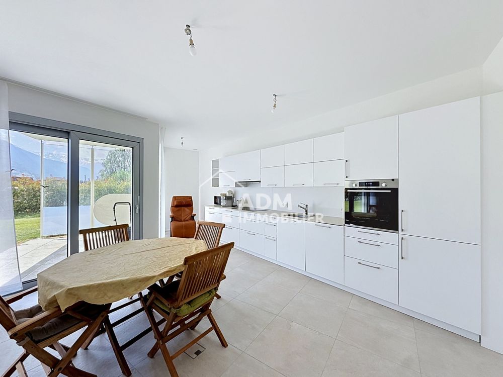 Saillon,  appartement 4.5 pièces rez avec jardin privatif de 243 m2 - Cuisine