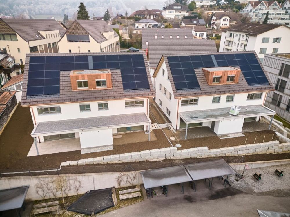 6 1/2-Zimmer-Doppeleinfamilienhaus mit nutzbarer Landfläche - Bild 1