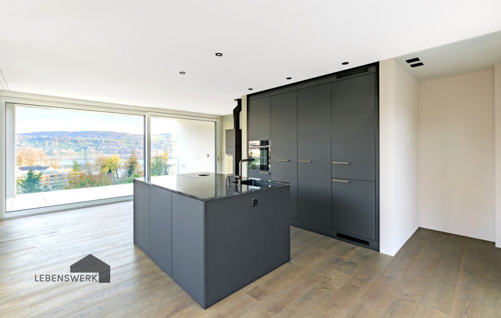 Zuhause am Untersee - für Menschen, die einfach wohnen wollen. Nahe St - Die Wohnküche  der Mittelpunkt Ihres Lebens. Offen, lichtdurchflutet und mit traumhafter Seesicht. Hier wird gekocht, erzählt, gelacht  und das Leben in vollen Zügen genossen
