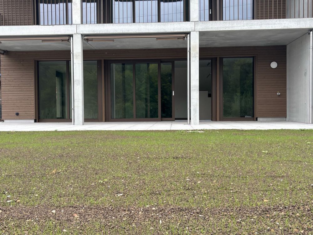 Grosszügige, neuwertige 3.5 Zimmer-Wohnung mit Garten -  Bild 2