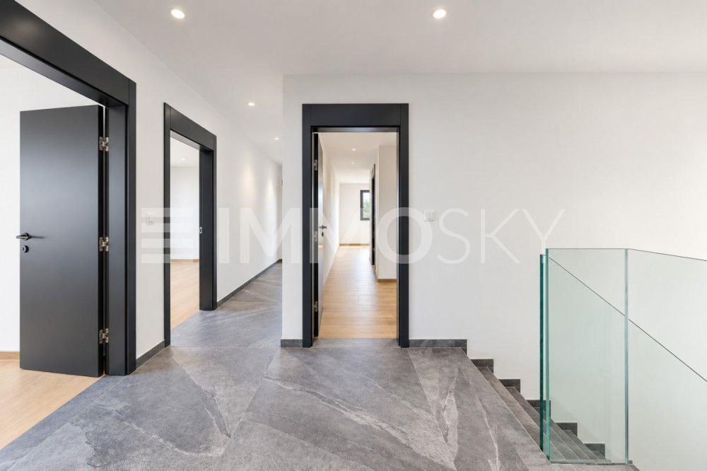 Villa moderne à 25 min. de Lausanne - Couloir de l'étage nuit