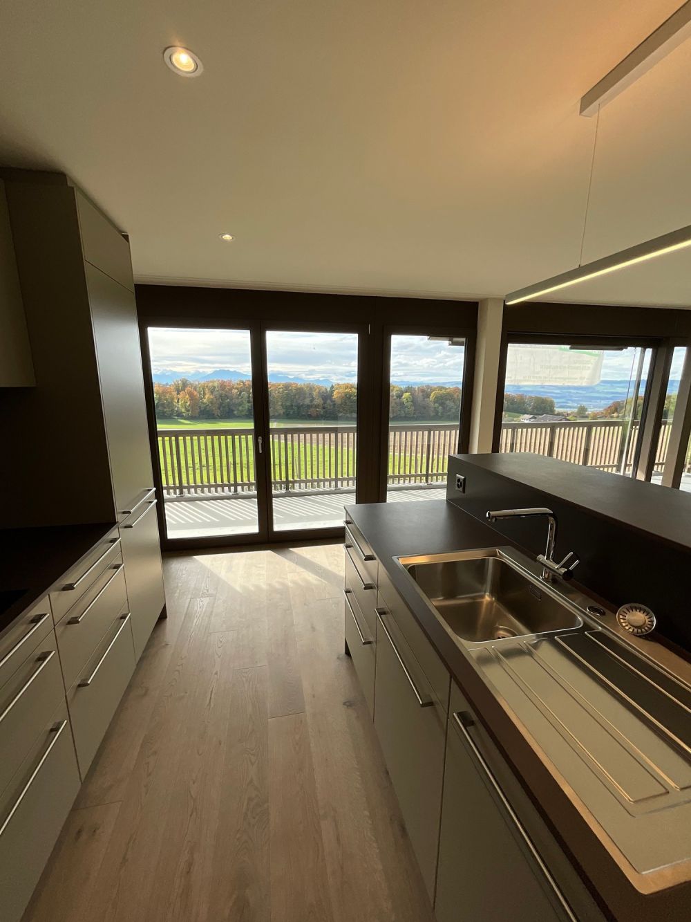 Grosszügige 3.5 Zimmer-Wohnung mit wundervoller Aussicht auf das Bergpanorama -  Bild 7