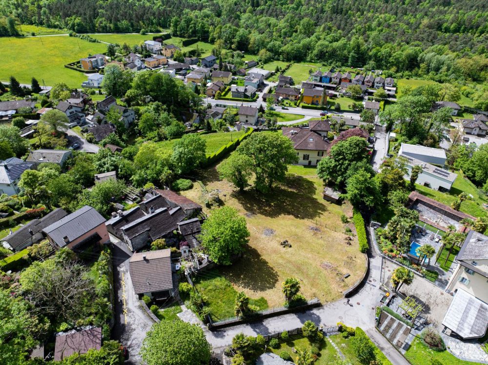 Luce, beton e legno incastonati tra il verde e le montagne Valmaggesi - Bild 4