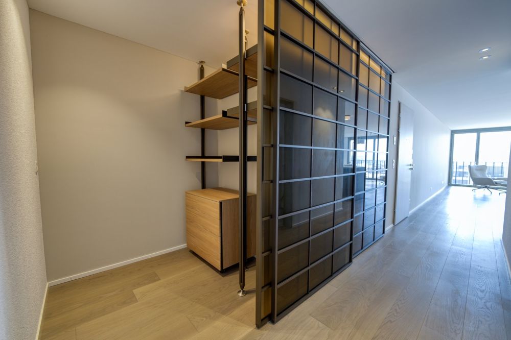 Gehobene 4.5-Zimmer Attikawohnung mit beeindruckender Fernsicht - Architektonisch integrierte Einbauten von Rimadesio und Poliform