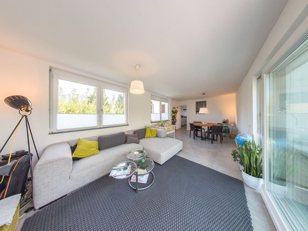 Altbau trifft Neubau: 4.5-Zimmer-Wohnung in Kreuzlingen mit Balkon und Parkplatz - Wohnzimmer