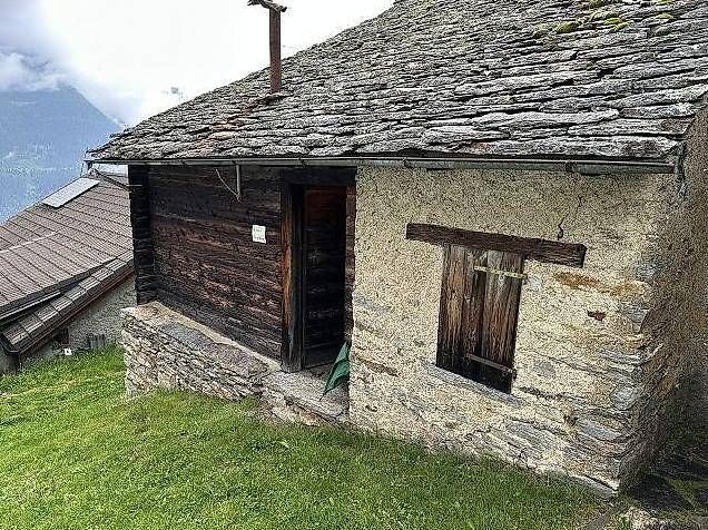 Chalet zum Ausbauen, grosses Wiesland  /  rustico da ristr. -  Bild 7